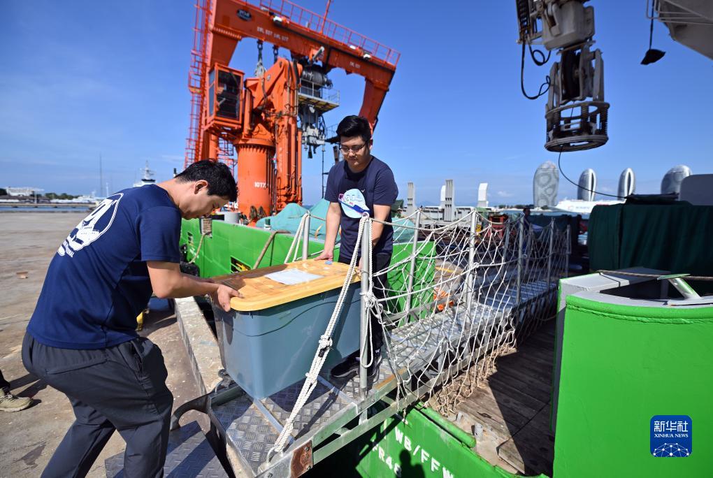 10月10日、文化財を運ぶ作業員（撮影?郭程）。