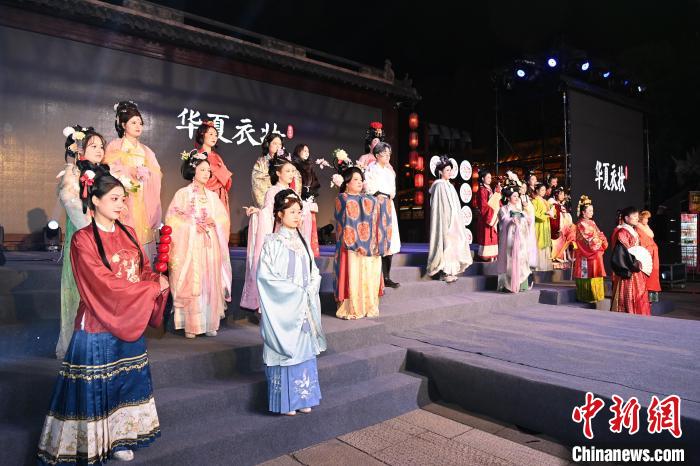 漢服の美しさを披露する女性たち（撮影?石智衛）。