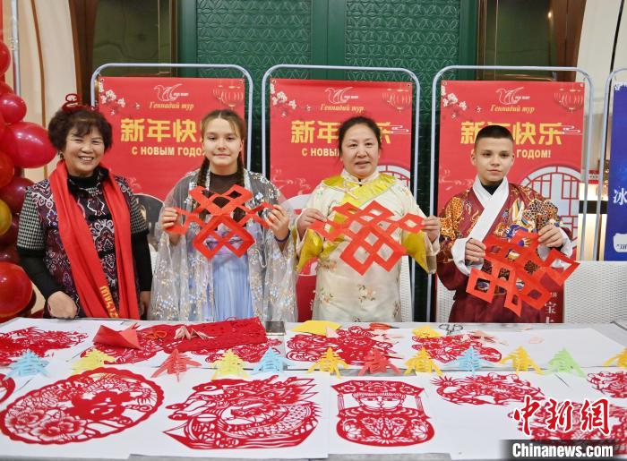 中國伝統の切り絵を體験するロシア人観光客（撮影?張瑤）。