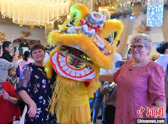 獅子舞の獅子と記念寫真を撮影するロシア人観光客（撮影?張瑤）。