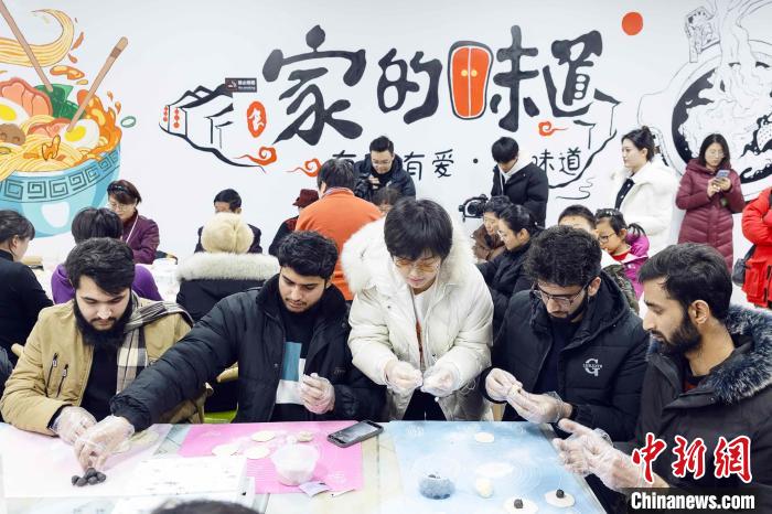 外國人留學生が元宵節の風習を體験　山東省煙臺