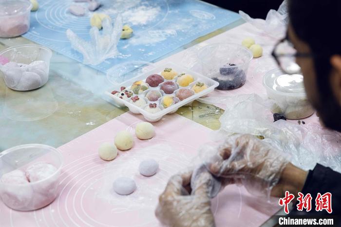 外國人留學生が元宵節の風習を體験　山東省煙臺