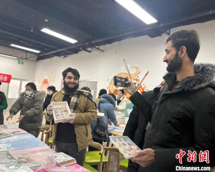 外國人留學生が元宵節の風習を體験　山東省煙臺