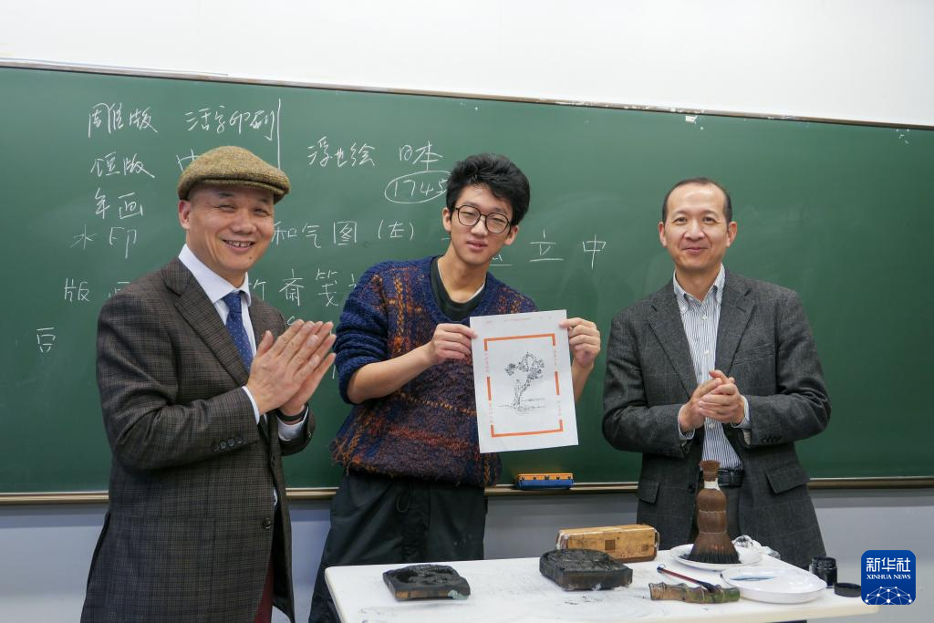 中國無形文化遺産「木版水印」技術を日本の大學で紹介 中國無形文化遺産「木版水印」技術を日本の大學で紹介