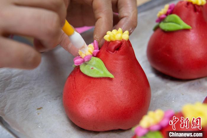 「花餑餑」が売れ行き好調 山東省煙臺 「花餑餑」が売れ行き好調 山東省煙臺